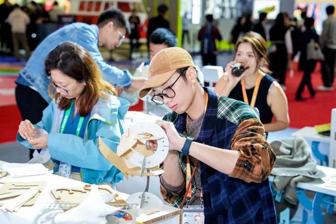 生新表达百联赴约2024进博会OG真人游戏探觅艺术与商业的共(图6) 生新表达百联赴约2024进博会OG真人游戏探觅艺术与商业的共(图6)