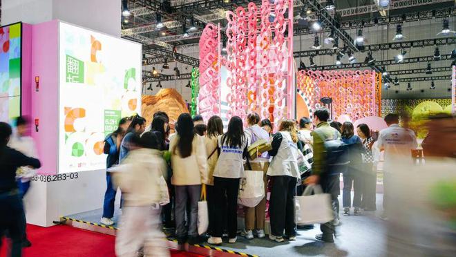 生新表达百联赴约2024进博会OG真人游戏探觅艺术与商业的共(图10) 生新表达百联赴约2024进博会OG真人游戏探觅艺术与商业的共(图10)