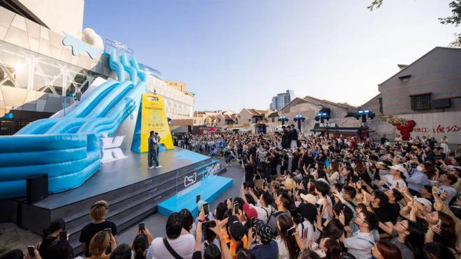 生新表达百联赴约2024进博会OG真人游戏探觅艺术与商业的共(图13) 生新表达百联赴约2024进博会OG真人游戏探觅艺术与商业的共(图13)