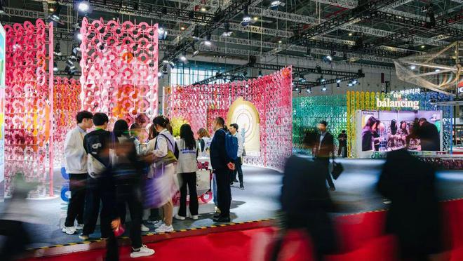 生新表达百联赴约2024进博会OG真人游戏探觅艺术与商业的共(图17) 生新表达百联赴约2024进博会OG真人游戏探觅艺术与商业的共(图17)