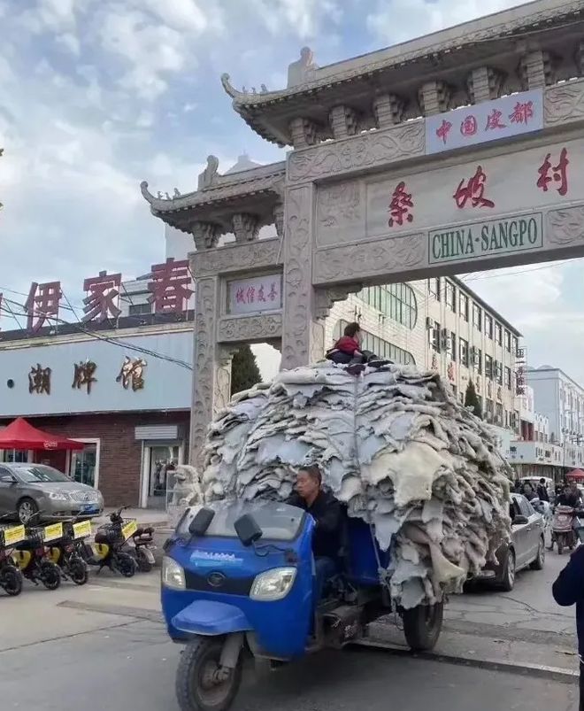 不起羽绒服的年轻人快把桑坡挤爆了OG真人平台从始祖鸟到迪桑特买(图2)