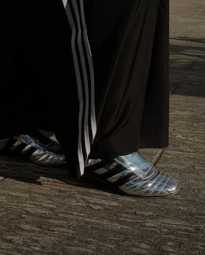 牌色这4双sneakers值得一冲！OG真人平台当「液态银」成春夏潮人招(图10)