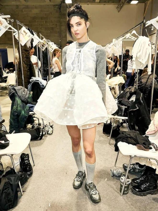牌色这4双sneakers值得一冲！OG真人平台当「液态银」成春夏潮人招(图12)
